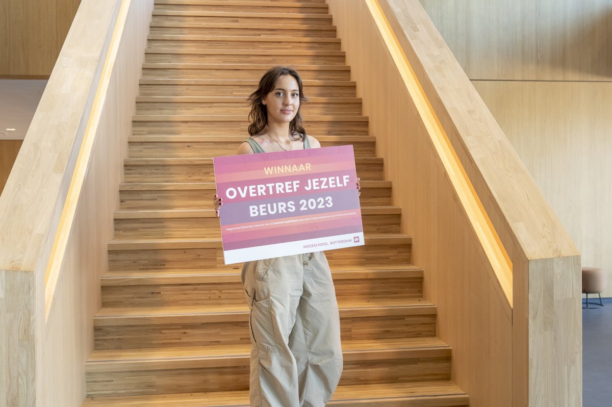 Ze was zelf het slachtoffer van seksuele intimidatie. Het trauma dat Mouena daaraan heeft overgehouden zet ze nu in om het bewustzijn over dit onderwerp te vergroten onder jongeren. Ze heeft daarmee onze Overtref Jezelf Beurs in de wacht gesleept. hogeschoolrotterdam.nl/newsitem/mouen…