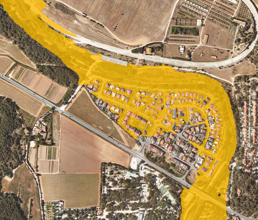 meteo_garraf's tweet photo. El cas de #Rocamar és de llibre! Urbanització construïda a partir dels 60, TM de Ribes, però a tocar de Sitges. Ortoimatges + zones inundables per a un període de retorn de 10 anys (riera de costat a costat), 100 anys (+50% de l’urbanització afectada) i 500 anys (afectació total) https://t.co/mn3ANxh4VC
