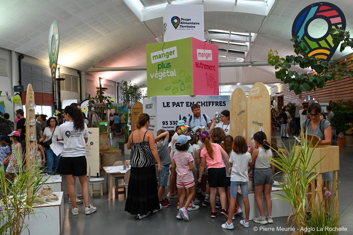 AggloLR's tweet photo. ⌛️Jour J ! C'est parti pour la 4ème édition de "Balade à la #Ferme", Espace Encan à #LaRochelle. 3 jours pour échanger et se régaler. Venez nous rencontrer et prendre part aux animations sur le stand du Projet #Alimentaire de #Territoire La Rochelle-#Aunis-#Ré. #PAT #mangerlocal https://t.co/GkXcseRsv0