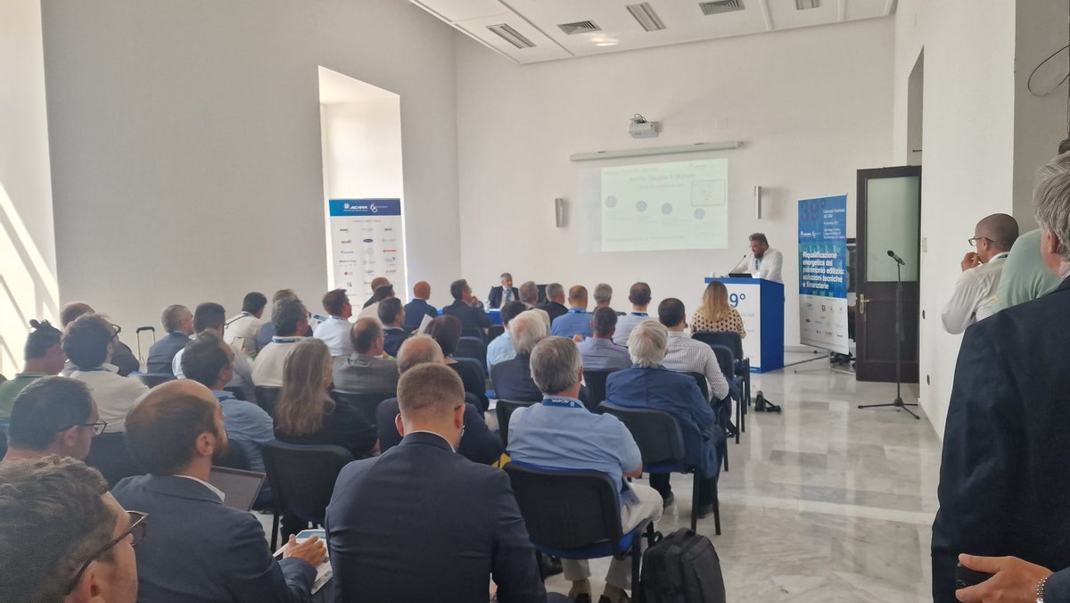 Grande attenzione del pubblico per le relazioni, a invito e libere, presentate al Convegno nazionale di Napoli. Il programma prosegue nel pomeriggio.

#AiCARR #Icare4aicarr #associazione