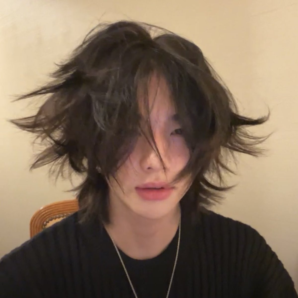 hyunehans's tweet photo. what hyunjin says he looks like in the morning https://t.co/pWM0arQ29v
