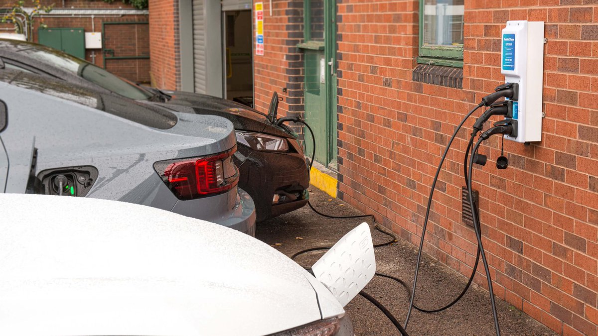 RAC and FairCharge collaborate to campaign for EV charging standards. Like the hotly contested smartphone charging cable, do drivers want a more predictable EV charging experience? → topgear.com/car-news/elect…