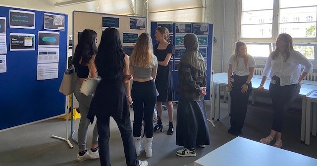 SiemensDE's tweet photo. 🚪 Tag der offenen Tür in #Berlin: Knapp 400 Besucher*innen konnten sich gestern selbst ein Bild von der Siemens-#Ausbildung machen. Neben den Ausbildungswerkstätten und Klassenräumen lernten sie spannende Projekte, Berufe und vieles mehr kennen. 👇 https://t.co/Hns2JLdCxR