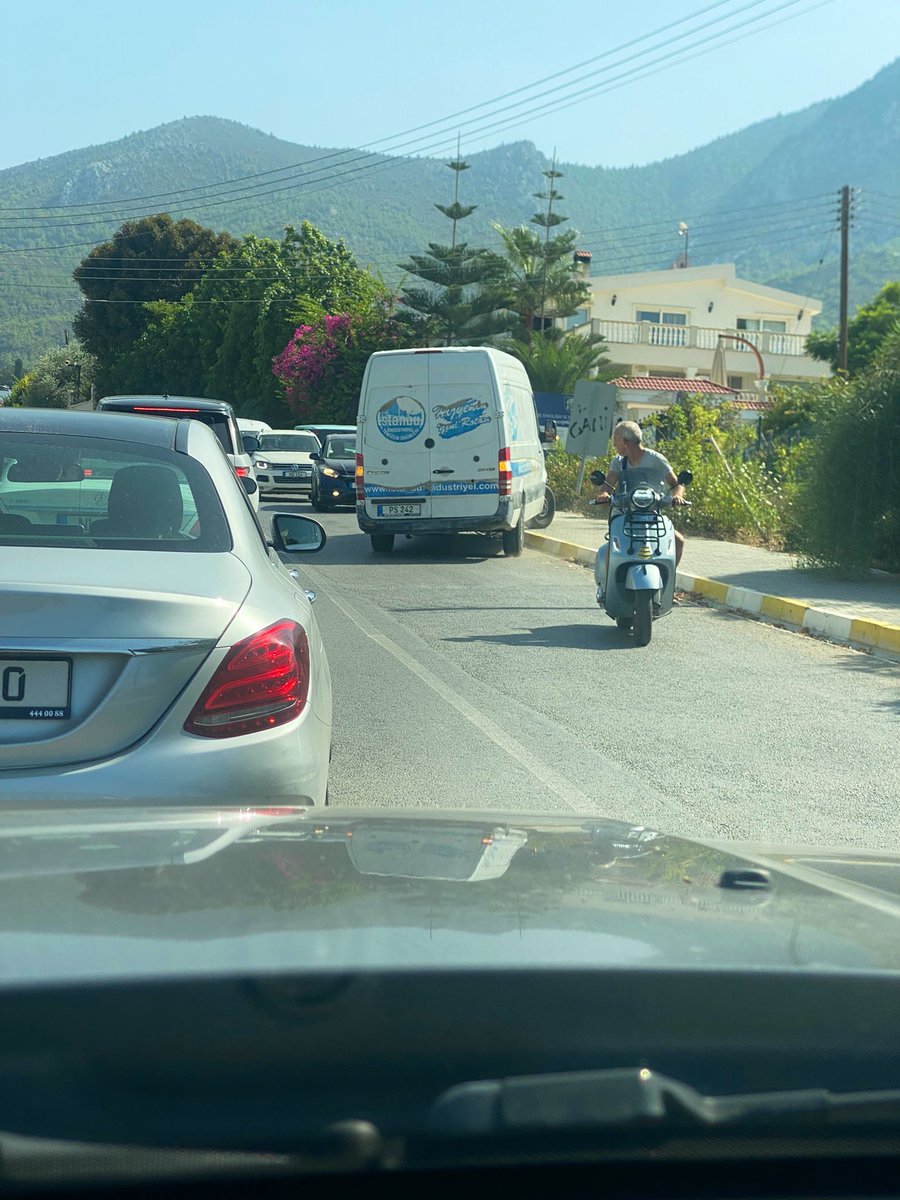 ESK trafiği diye bişey varmış! Tesadüfen denk geldim. Adanın en pahalı okulu ve hiç bir çözüm yok.   Balabayıs turizimine sekte vuruyor ve hiç kimse umursamıyor.