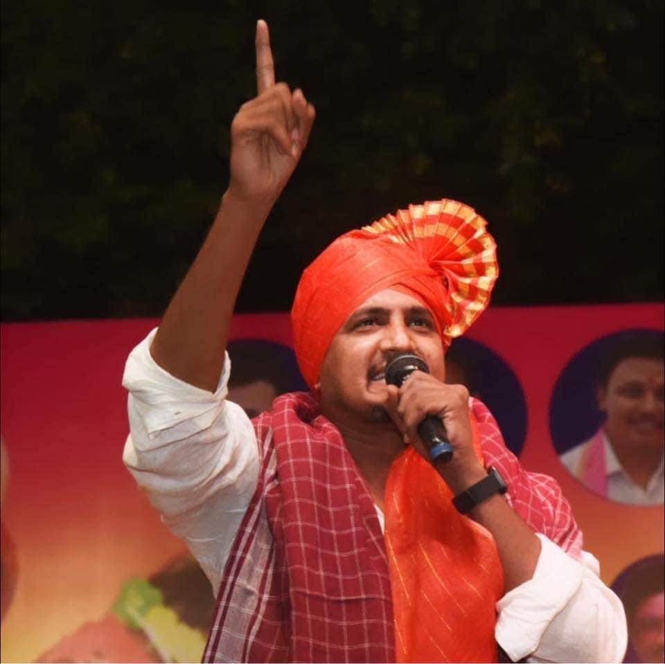 kashetty_rakesh's tweet photo. @BJP4Telangana ఎన్నికల బరిలో ఈ సారి ఉస్మానియా ఉద్యమ నాయకులు ఎన్నో సార్లు జైలు జీవితం అనుభవించి తెలంగాణ ఉద్యమం లో కీలక పాత్ర పోషించిన బీసీ బిడ్డ లు @SureshBongoni మరియు సురేష్ యాదవ్ అన్న లు ❤️🚩✊

బిజెపి అధిష్టానం వీరిద్దరిని గుర్తించాల్సిందే 💐
@kishanreddybjp 
@Eatala_Rajender https://t.co/uRvgKtaOMX