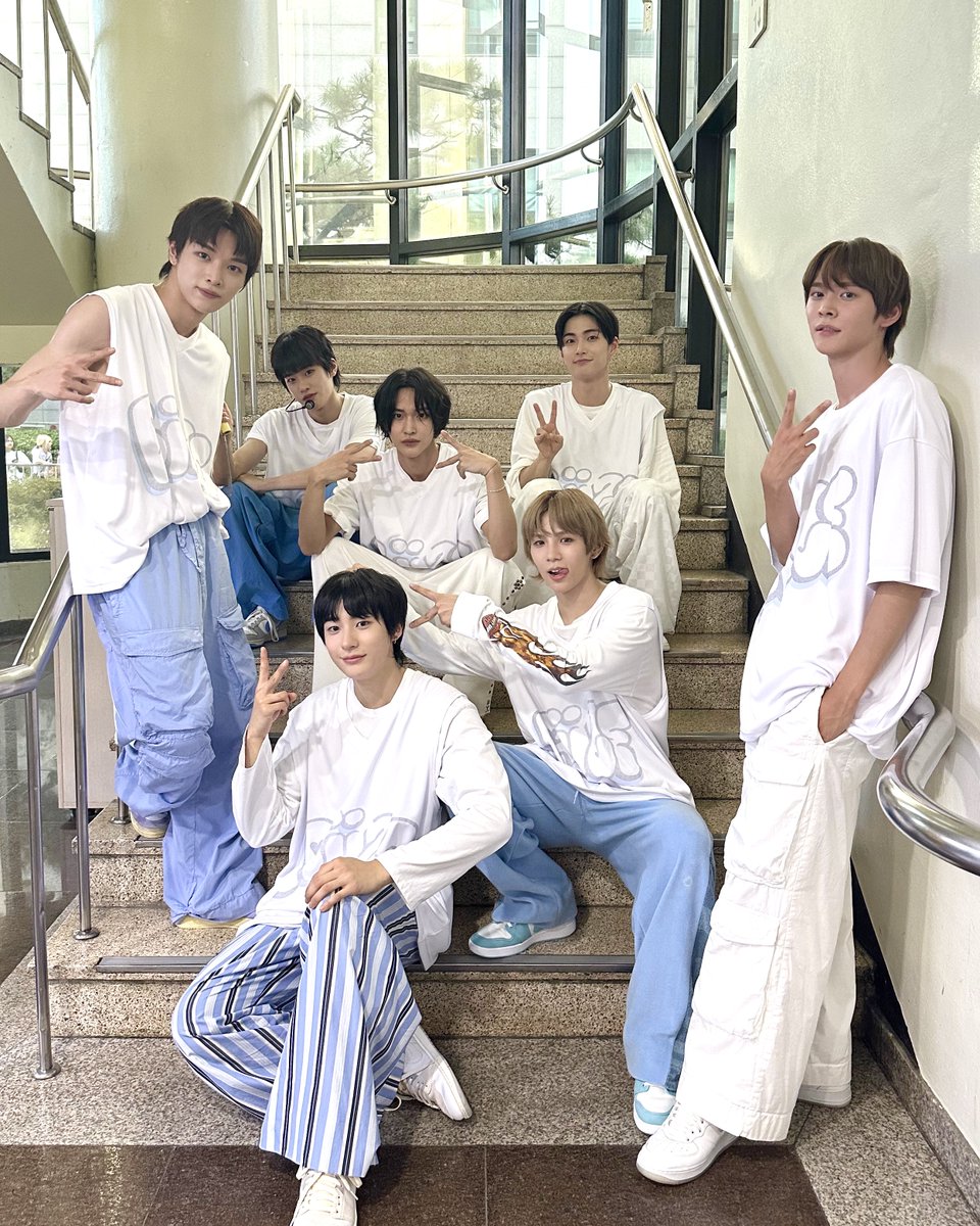 RIIZE_official's tweet image. 브리즈들~~?? 뮤뱅 잘봤나아ㅏㅏ요오ㅎㅎ😏 오늘은 사실 좀 멤버들도 그렇고 솔직히 조금 지쳐있는 상태였는데🙄 사녹 때도 그렇고, 생방 때도 우리 소세지 들고있는ㅋㅋㅎㅎ 우리 브리즈들 덕분에 오늘 너무 신나서 진짜 약간 오늘은 행복하게 했어요ㅋㅋㅋㅎ(특히 생방 때.. 몸컨디션이…