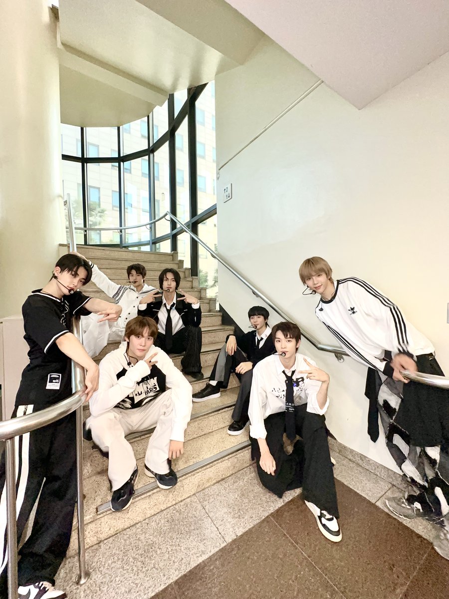 RIIZE_official's tweet image. 브리즈들~~?? 뮤뱅 잘봤나아ㅏㅏ요오ㅎㅎ😏 오늘은 사실 좀 멤버들도 그렇고 솔직히 조금 지쳐있는 상태였는데🙄 사녹 때도 그렇고, 생방 때도 우리 소세지 들고있는ㅋㅋㅎㅎ 우리 브리즈들 덕분에 오늘 너무 신나서 진짜 약간 오늘은 행복하게 했어요ㅋㅋㅋㅎ(특히 생방 때.. 몸컨디션이…