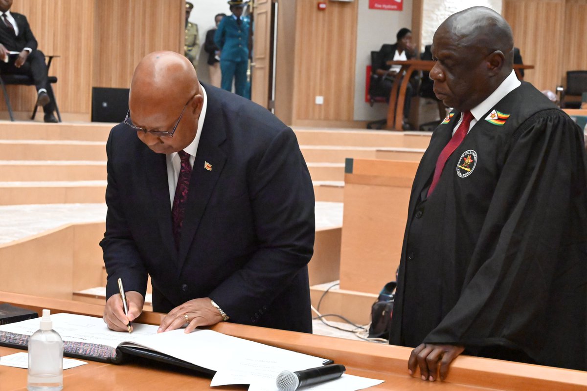 ParliamentZim's tweet photo. #10thParliamentSwearingInCeremony 
InPictures: The Hon. Speaker of Parliament, Hon. Adv. J.F.N Mudenda taking his oath of office. https://t.co/NMlIMQq8m6