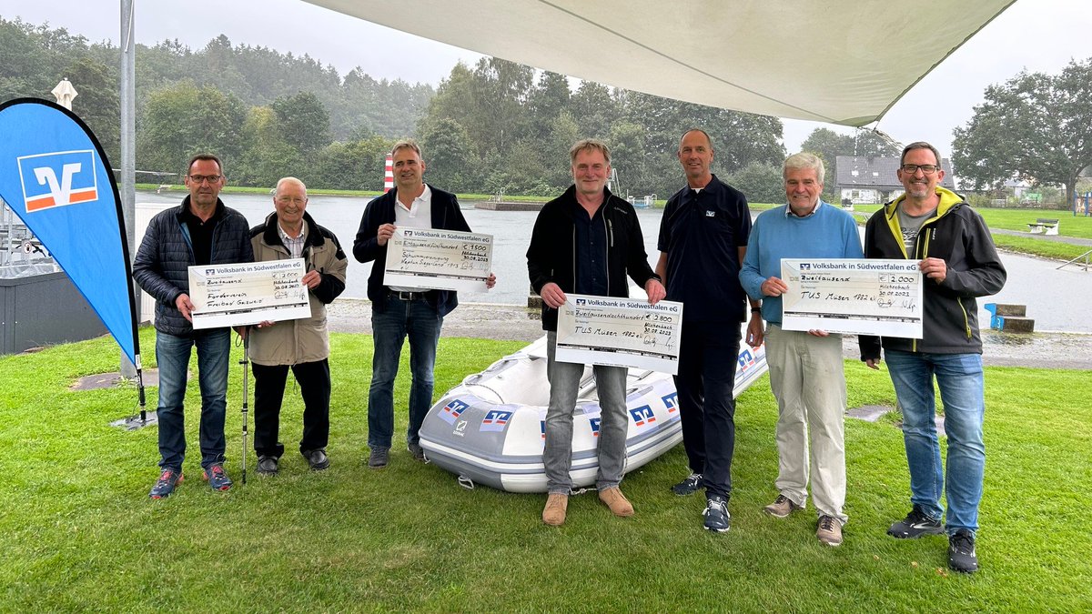 VBinSWF's tweet image. Unser Regionalbeirat #Siegerland unterstützt mit einer #Spende von insgesamt 8.300 Euro das  Warmwasserfreibad #Geisweid, denn Weiher in #Seelbach und das Freibad #Müsen, um Schwimmkurse für Kinder in unserer Region zu fördern: magazin.vbinswf.de/2023/09/07/spe… #vbinswf #Schwimmenlernen