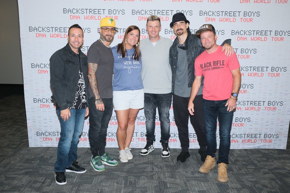 carolinaila's tweet photo. One year ago I got to meet these guys I used to see on TRL 🤩 @backstreetboys #dnaworldtour #bsbnsh https://t.co/vcGDoDfhAb