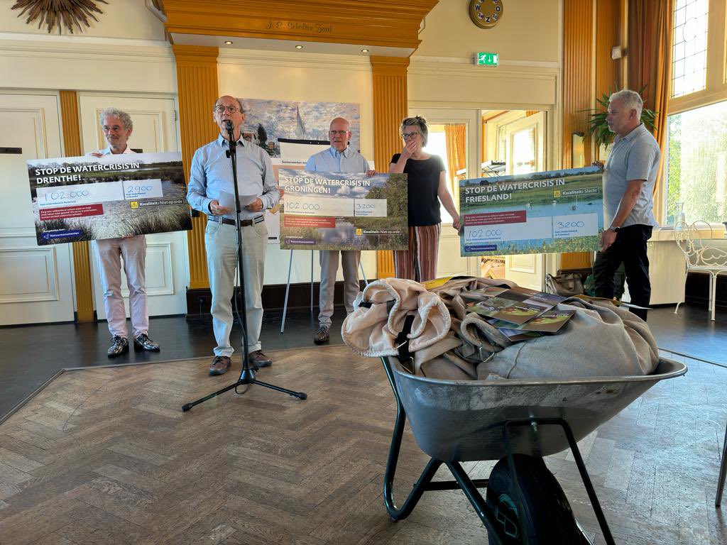 drentslandschap's tweet photo. Vanochtend hebben acht natuur- en milieuorganisaties een door duizenden bezorgde inwoners een petitie &amp; watermanifest aangeboden aan de gedeputeerden van de drie noordelijke provincies waarin wordt opgeroepen gezamenlijk werk te maken van het waterbeleid: https://t.co/GOozx6qxxG https://t.co/sYuLwjBW6b