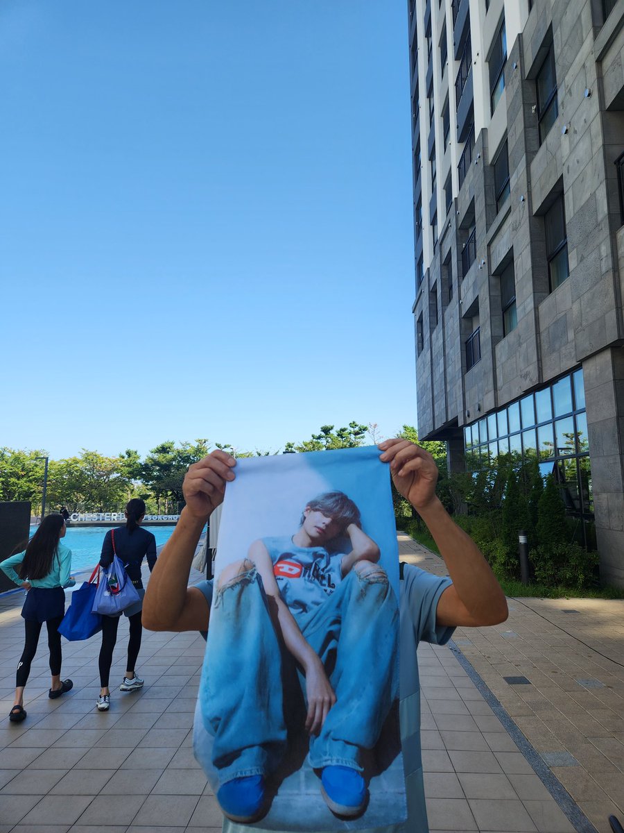 bts5148635army's tweet photo. #방탄소년단 #BTS
#뷔 #V_Layover #SlowDancing
#태형이감성과_함께하는_레이오버
#슬댄프리스타일_뷔폼미쳤다
#LayoverIsComing
태형아 노래 넘좋다
좋은노래 들려줘서감사해 https://t.co/KXQiej65is