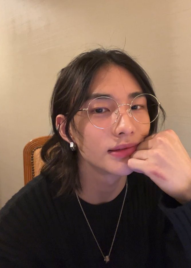 lauvanter's tweet photo. it hasn’t been an hour yet hyunjin already had 4 different hairstyles https://t.co/zg84sekmZ5