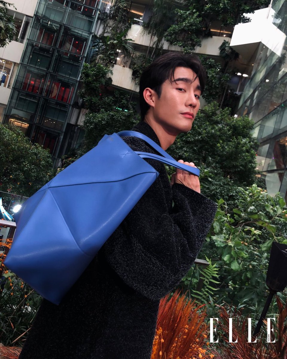 ELLEThailand's tweet image. หล่อเท่สไตล์ LOEWE! ‘ฟอส จิรัชพงศ์’ @fforcejs ในโททัลลุคจาก @LoeweOfficial ที่งานแฟชันโชว์ #EMFASHIONICON THE FALL/WINTER ISSUE 2023 ที่เอ็มควอเทียร์วันนี้ 

#ELLEreports
#TheFallWinterIssue2023
#fforce_