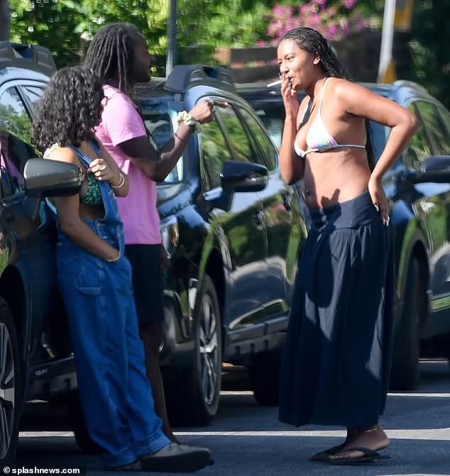 sasha smoking cigarettes Former U.S President Barack Obama's daughter, Sasha captured smoking a  cigarette. 📸:@DailyMailUK