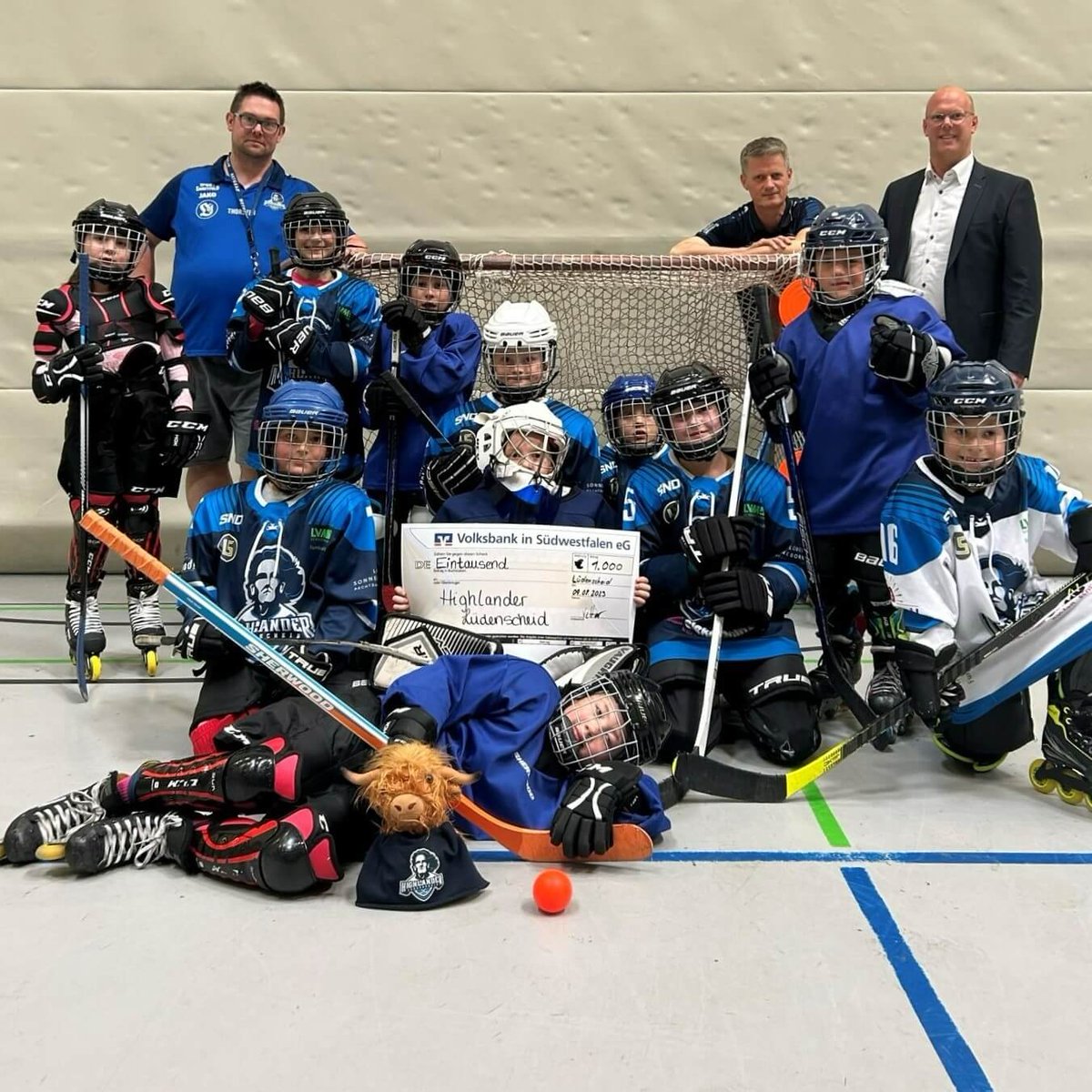 VBinSWF's tweet image. Mit einer #Spende von 1.000 Euro für neue #Skaterhockey-Ausrüstungen unterstützen wir den Nachwuchs der Highlander #Lüdenscheid. Teilmarktleiter Daniel Vetter war zu Besuch und brachte zum Training einen Spendenscheck mit: magazin.vbinswf.de/2023/09/07/gut… #vbinswf #MK #Nachwuchsförderung