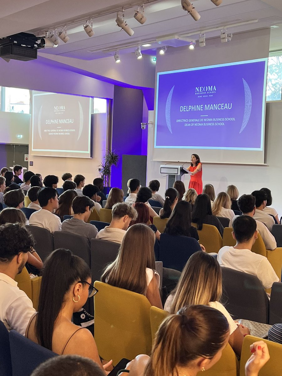 Sophie__Gay's tweet photo. Bienvenue aux nouveaux étudiants des programmes #CESEM et #TEMA de @NEOMAbs sur le campus de #Paris ! Discours d’accueil de @delphmanceau, DG, pour bien débuter l’année! #Jointhefamily https://t.co/WZ7AxC2bbg