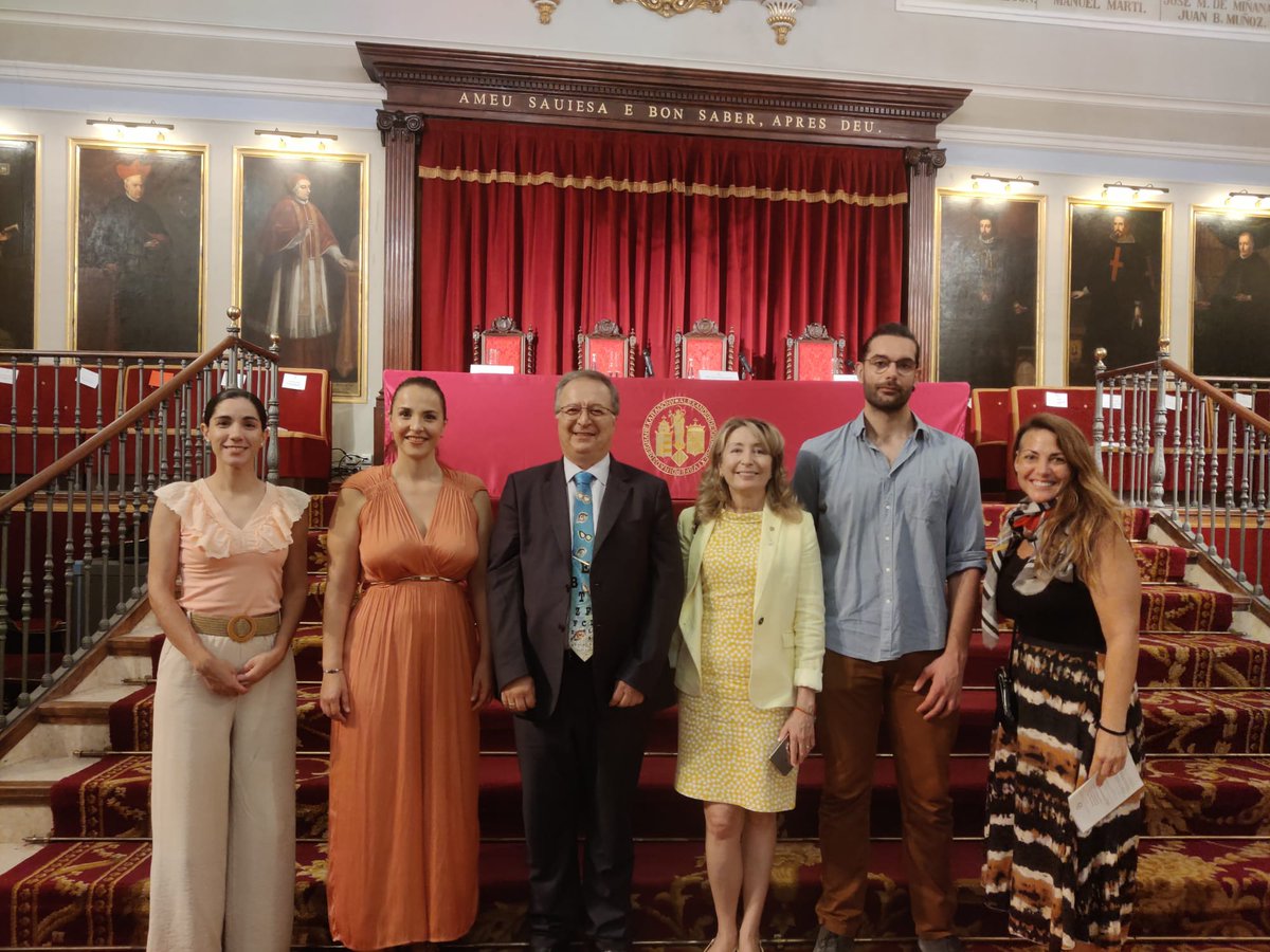 codinucova's tweet photo. Acompañando a la Universitat de València al seu acte d'obertura de curs. Ací amb els companys d'altres col·legis professionals sanitaris
#nutrició #NHyD #gradouniversitario https://t.co/RYLgcpn8Oi