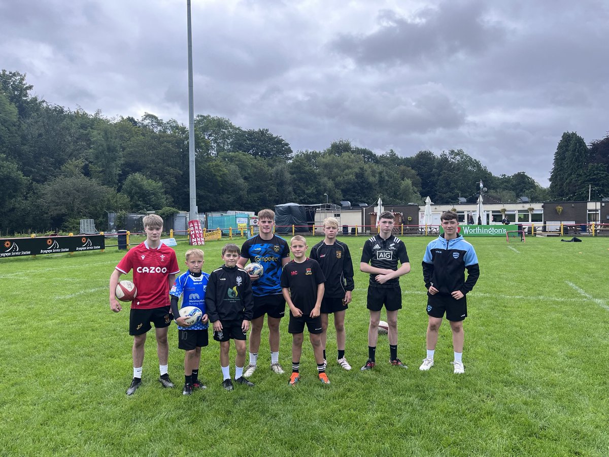910Sports's tweet image. A huge thankyou to @dragonsrugby @PontypoolRFC Scrum Half Morgan Lloyd delivering a session for the Nine Ten Sports Scrum Half Academy.

✅ Breakdown awareness
✅ Decision making
✅ Passing delivery 

#learnlikeapro #Rugby #scrumhalf