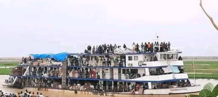 AzizMaigaNMP's tweet photo. 🇲🇱AMAP
GOURMA RHAROUS

LE DRAME DU BATEAU "TOMBOUCTOU"

Le bateau  "Tombouctou", un des long-courriers de la COMANAV (Compagnie Malienne de Navigation) qui relie Koulikoro à Gao a été la cible d'une attaque, hier jeudi 8 septembre, dans la commune de Banikane, entre les villages de Chambou et Egayane, dans le cercle de Gourma Rharous. De nombreux morts et blessés sont à déplorer. Du bateau qui a pris feu, il ne reste plus que les structures calcinés et la coque complètement immergée.

A.T, est un rescapé de ce terrible drame. Les yeux hagards, encore sous le choc, il explique : " le bateau a commencé à essuyer les premiers tirs des assaillants à 10 heures et 20 minutes. La riposte des militaires à bord, chargés de l'escorte, a été prompte et vigoureuse ; ce qui a calmé l'ardeur des assaillants au cours de ces premiers échanges de tirs. Ils se déplacent quelques encablures plus loin pour se cacher  dans une petite forêt d'eucalyptus située sur une dune qui surplombe le fleuve à un endroit qui forme un petit col". Notre interlocuteur s'arrête de parler, la voix étreinte par l'émotion et balbutie finalement : "C'est là qu'un déluge de feu s'abat sur le bateau, mêlant crépitement d'armes légères et grondements assourdissants de roquettes. Malgré la riposte de l'escorte, le bateau est fortement touché de la proue à la poupe provoquant un immense incendie qui s'élève jusque aux deux étages supérieurs" 

Selon toujours la même source, malgré les blessés et morts provoqués par balles, c'est le mouvement de foule qui suit les tirs qui a le plus fait de victimes. Les passagers désespérés se jettent à l'eau qui est profonde à cet endroit dans un instinct de survie qui fut fatal à beaucoup d'entre eux dont le commissaire du bateau et plusieurs membres d'équipage. 

La même source indiqué qu'après l'accalmie, plus de soixante  corps ont été repêchés quelques instants après. Le bilan demeure cependant encore inconnu car de nombreux corps n'ont jusque là pas été retrouvés, malgré les recherches qui continuent. Selon, une source hospitalière, juste après le drame, une vingtaine de blessés ont été héliportés sur Gao, pour leur prise en charge au niveau de l'hôpital régional.

Mohamed Gakou
AMAP
GOURMA RHAROUS
Image d’illustration du bateau attaqué. @AzizMaigaNMP
