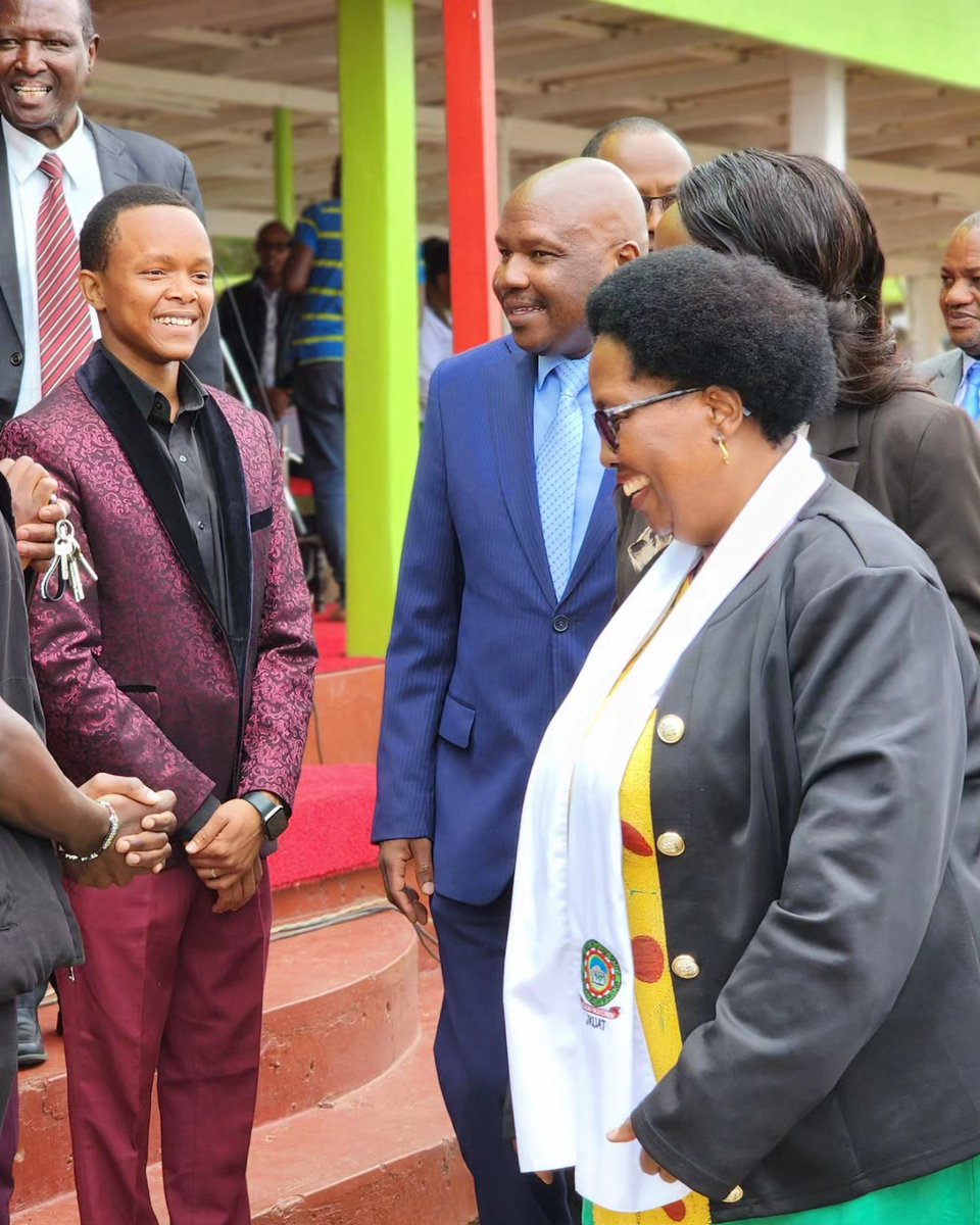 i_AmKabugi's tweet photo. Hosted JKUAT's open day ✌️💯
@DiscoverJKUAT
Slide 1 :
Shadrack Mwadime - PS State Department for Shipping and Maritime Affairs
Dr. Beatrice Inyangala - PS Ministry of Education
Prof. Victoria Ngumi - VC JKUAT https://t.co/hOBGpIxKRl