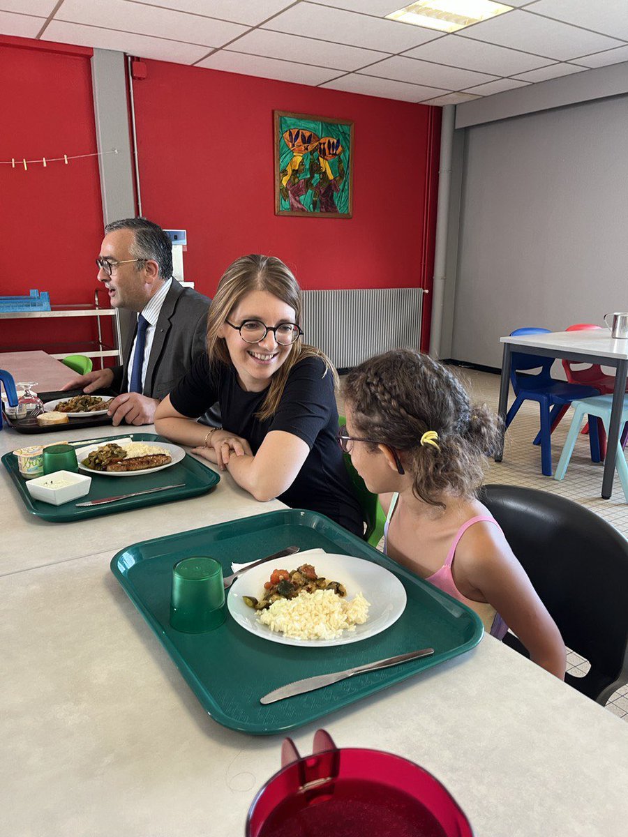 Comment apprendre quand on a le ventre vide ?

Petits déjeuners gratuits, cantine à 1€ : à Castillon-La-Bataille, au cœur de la Gironde, Etat et mairie travaillent main dans la main pour soutenir nos enfants.

En 3 ans, plus de 2 100 communes et 175 000 enfants en ont bénéficié.