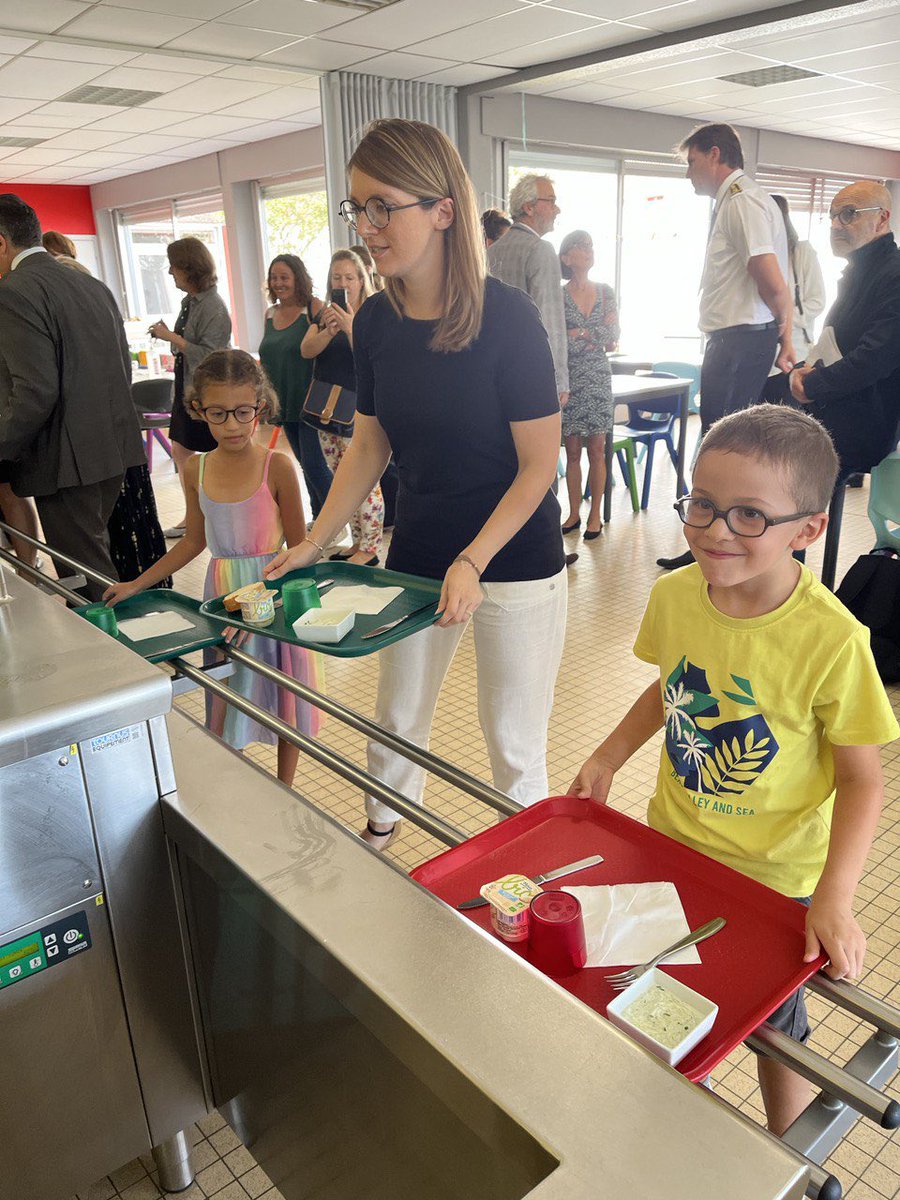 auroreberge's tweet photo. Comment apprendre quand on a le ventre vide ?

Petits déjeuners gratuits, cantine à 1€ : à Castillon-La-Bataille, au cœur de la Gironde, Etat et mairie travaillent main dans la main pour soutenir nos enfants.

En 3 ans, plus de 2 100 communes et 175 000 enfants en ont bénéficié. https://t.co/k02TTbxBRG