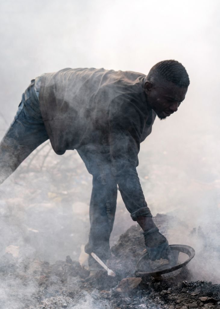 Le Prix Carmignac du #photojournalisme de la @fdncarmignac a annoncé les lauréats de sa 13e édition ! Une équipe composée d’Anas Aremeyaw Anas, Muntaka Chasant et Bénédicte Kurzen qui enquêtent sur l’impact causé par les déchets électroniques au Ghana : bit.ly/45FtIAb