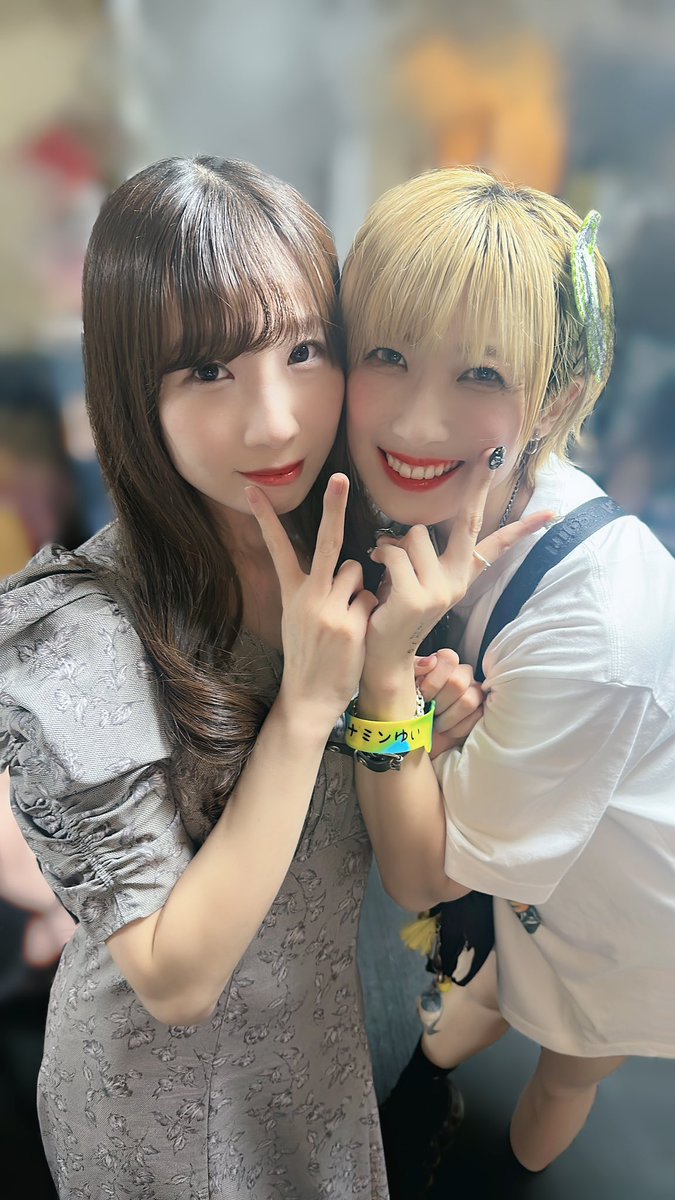 昨日は急遽
実のお姉ちゃん 兼 エモ7元メンバーの
みなせとハート型ウィルスしたよ💉❤️

昔ゆいがまだエモに入る前、
みなせの妹としてエモワンマンお邪魔して
ハート型ウィルスしたんだ〜！

今はその逆で、、なんかエモいね☺️

可愛い妹の為なら！って出てくれました
相変わらず重い愛です🤣🍀︎🍋笑