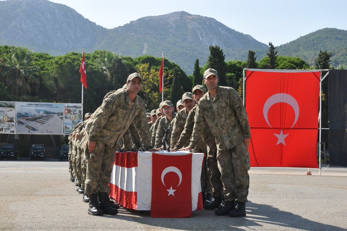 Vatan sevgisi, kutsal değerler için çarpan yüreklerde olur. 🇹🇷 Kara Kuvvetleri Eğitim ve Doktrin Komutanlığı ve 1’inci Ordu Komutanlığı birliklerinde, 392’nci dönem yedek subay/astsubay adayları ile 2023 yılı 3'üncü dönem 1’inci kademe acemi erlerin ant içme törenleri…