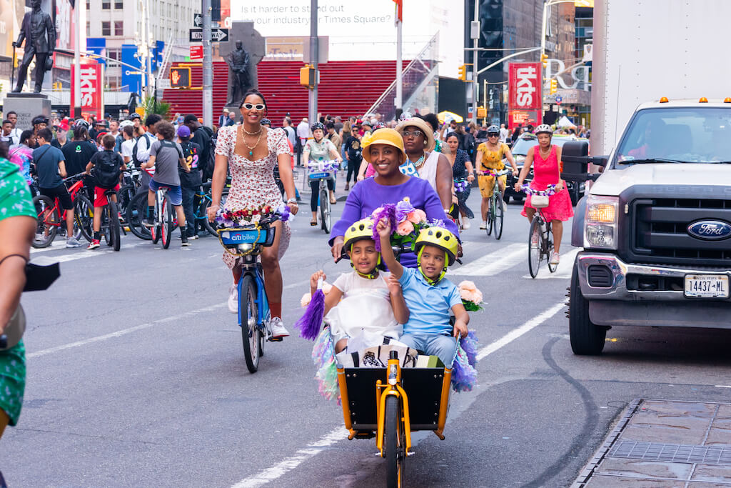 MomentumMag's tweet photo. On Sept. 17, cycling enthusiasts across the globe are gearing up for the 11th annual Fancy Women Bike Ride. It’s not your ordinary Sunday morning ride; it’s a celebration of life, self-expression, and the joy of cycling. https://t.co/WnJfysSPIK https://t.co/0JxGDHCrVo