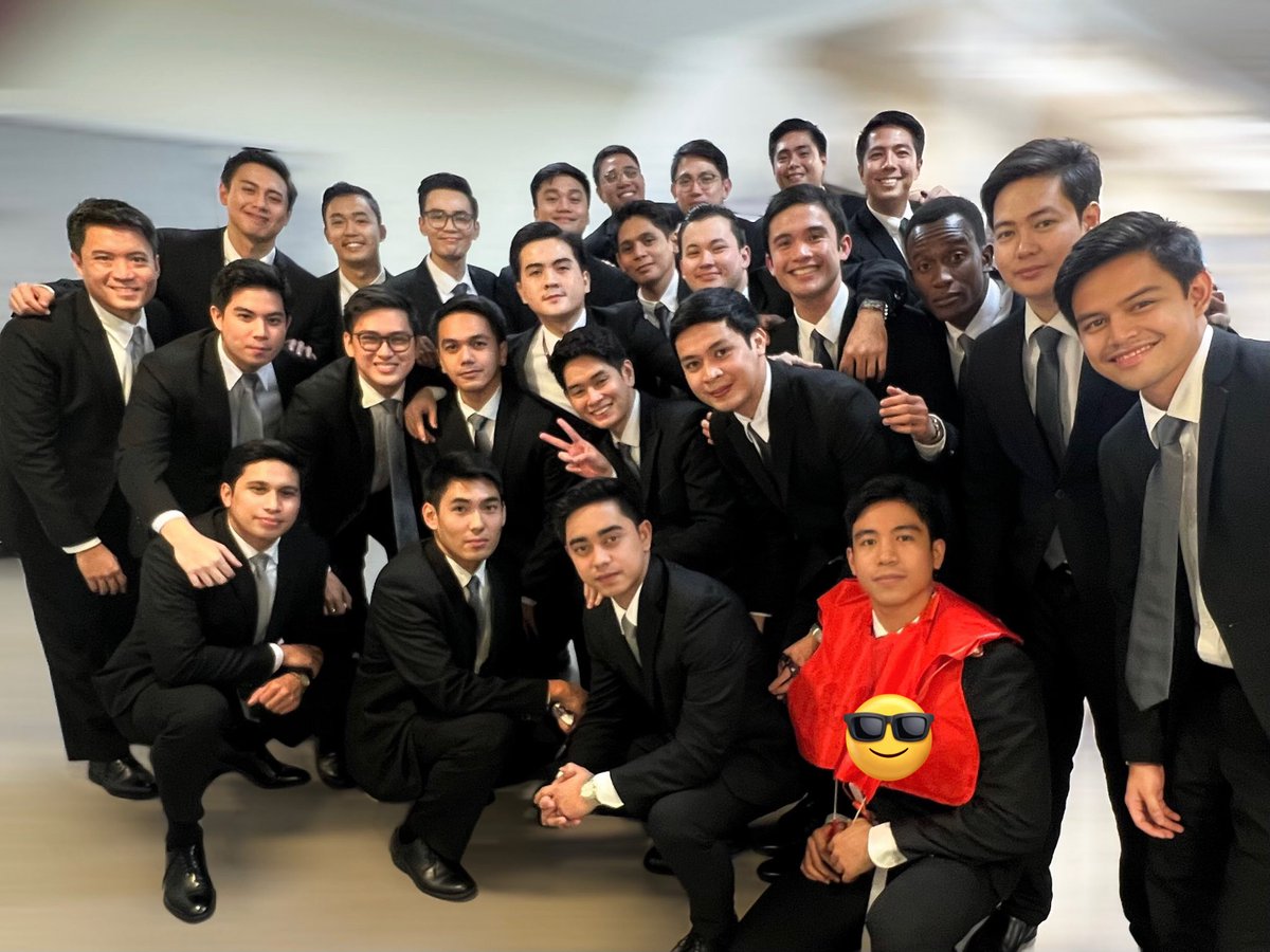 darkkdylanreal's tweet image. Men in black 🍻🇶🇦✈️ #batchmates