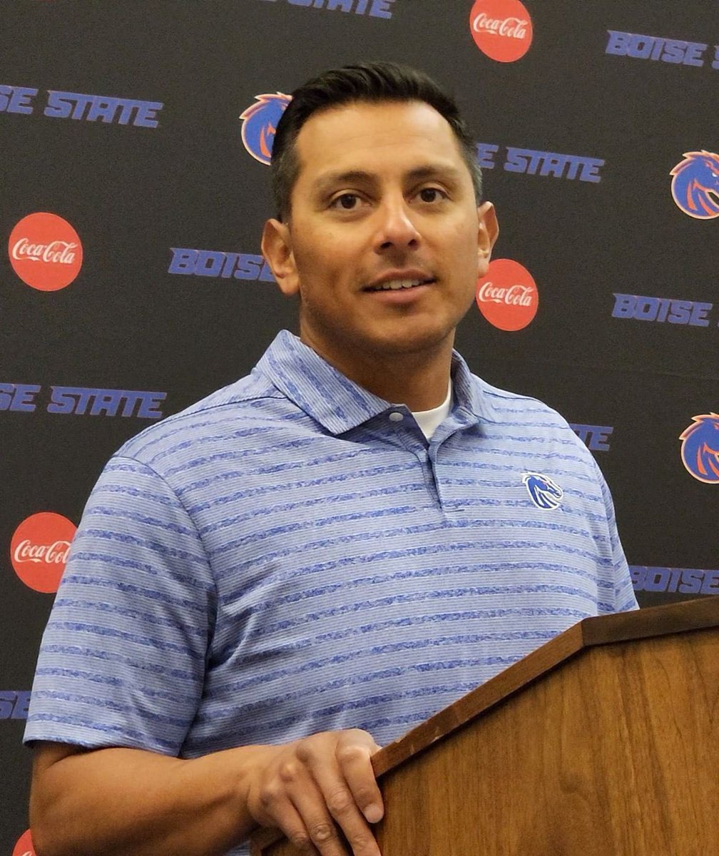 dali_drama's tweet photo. Wanna feel old? The “Listen Linda” kid is now the head football coach of Boise State. https://t.co/qbf4FOnrLm