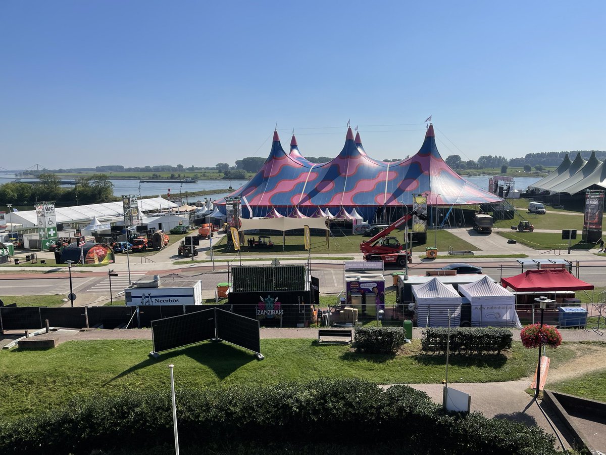 Mooi uitzicht vanuit <a href="/Flipjemuseum/">Flipje van Tiel</a> op <a href="/appelpop/">Appelpop</a> top evenement in <a href="/gemTiel/">gemeente Tiel</a>