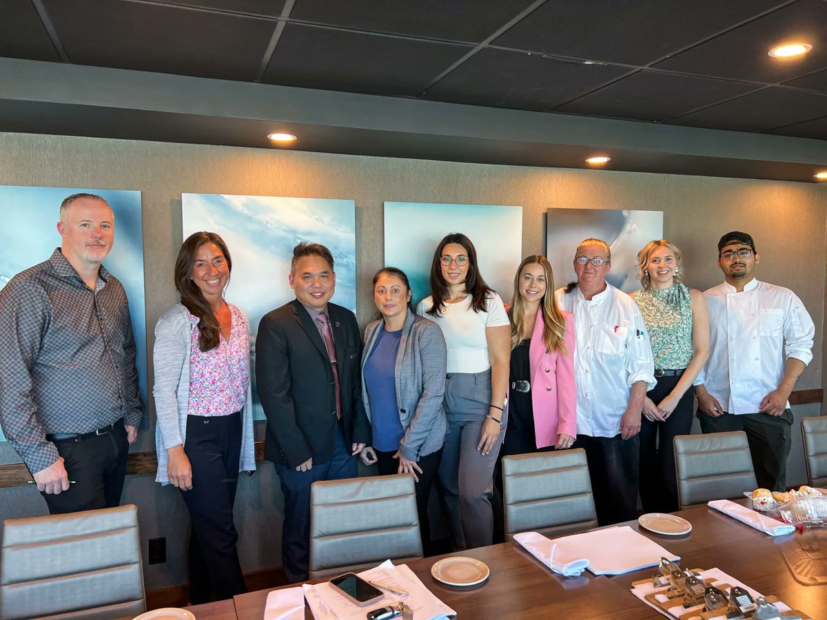 Recently, we came together to celebrate Harold, our amazing Senior Banquet Manager, who's been with us for a fantastic 10 years! 🥳✨ Cheers to Harold - thank you for your consistent dedication and hard work!