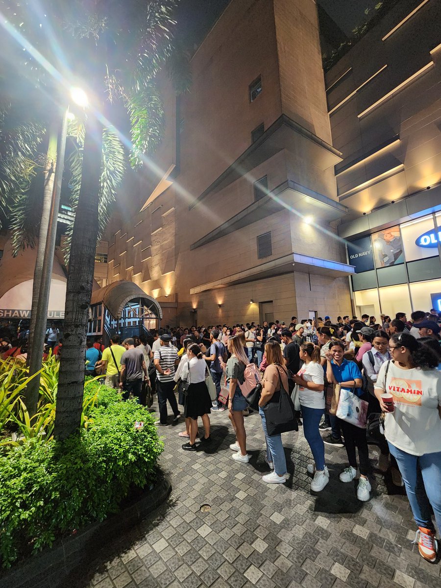 riadiation's tweet photo. Pila sa MRT Shaw kanina (18:40), ang lala! https://t.co/2ZIakzQgCp