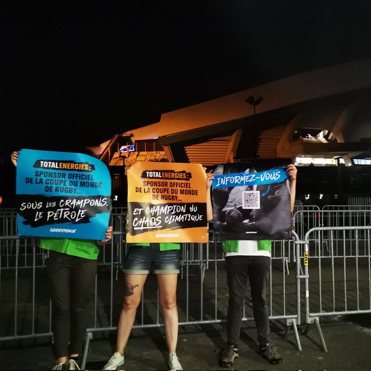 [VICTOIRE🥳] Aujourd'hui, jour du coup d'envoi de la coupe du monde de rugby <a href="/TotalEnergies/">TotalEnergies</a> a été exclu de la fan zone #Nantes ! 🏉✊🌍