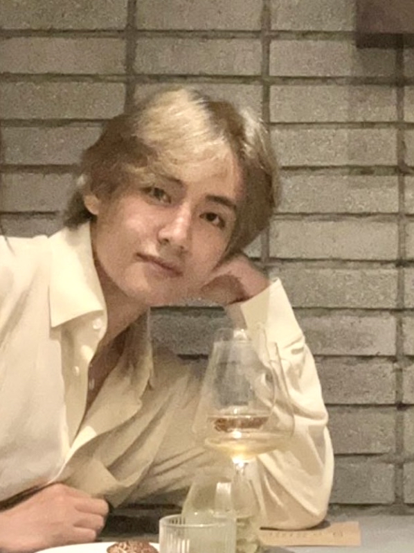 taehyungpic's tweet photo. 💛 #BTSV https://t.co/ikhVvW6XWC