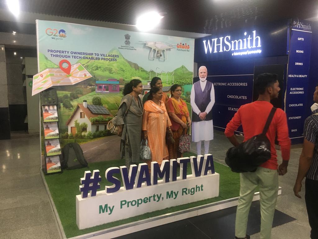 mopr_goi's tweet image. People in #Delhi are showing much Enthusiasm towards striking #SelfiePoint installed by #MoPR at #KashmereGate Metro Station, representing #SVAMITVA Scheme for Socio-Economic development of #RuralIndia. From clicking pictures to sharing them, it has been a spectacular experience!