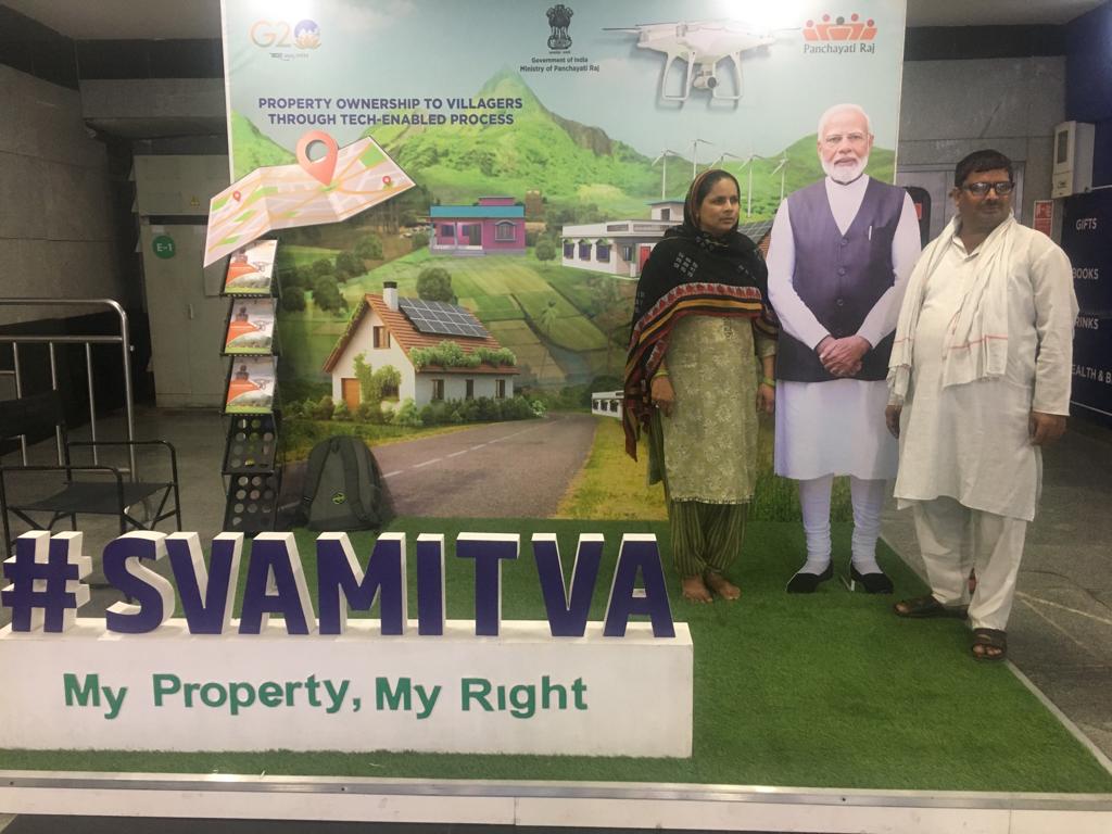 mopr_goi's tweet image. People in #Delhi are showing much Enthusiasm towards striking #SelfiePoint installed by #MoPR at #KashmereGate Metro Station, representing #SVAMITVA Scheme for Socio-Economic development of #RuralIndia. From clicking pictures to sharing them, it has been a spectacular experience!