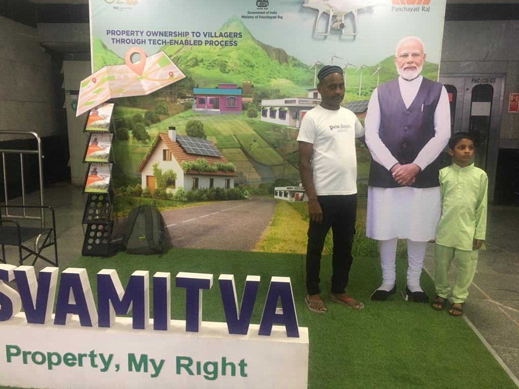 mopr_goi's tweet image. People in #Delhi are showing much Enthusiasm towards striking #SelfiePoint installed by #MoPR at #KashmereGate Metro Station, representing #SVAMITVA Scheme for Socio-Economic development of #RuralIndia. From clicking pictures to sharing them, it has been a spectacular experience!