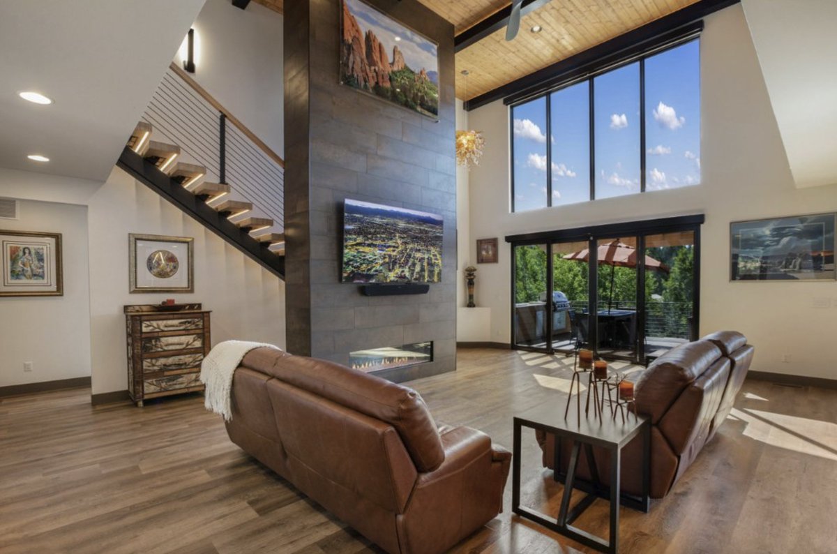 BitcoinMagazine's tweet photo. NEW: #Bitcoin Manor, a 5,000 square-foot luxury Colorado mansion, is officially up for sale

$1,850,000 USD or $BTC https://t.co/EdKiqXoNJW