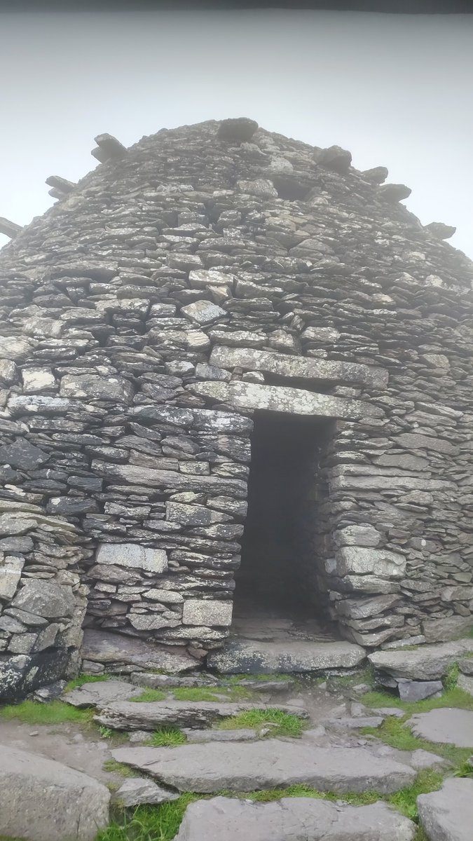 MokeyMarx's tweet photo. @MarkHamill I've just been to visit "Luke's" home on Skellig Michael. Saw a photo of you with one of the guides living there 💙💚🇮🇪 https://t.co/QhzTuxneQT