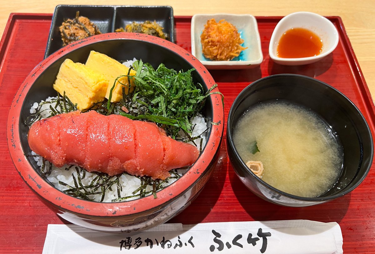 muni_gurume's tweet photo. 【ふく竹】 
@東京駅直結

明太子を丸ごと使った「明太丼御膳」を食べられるお店。
明太子の老舗「かねふく」直営の専門店で、厚みのある明太子を思いきり頬張れる明太好きのための逸品！
海苔と大葉と一緒に食べたり、特製旨ダレをかけても美味🍚 https://t.co/sxCFng2U6T