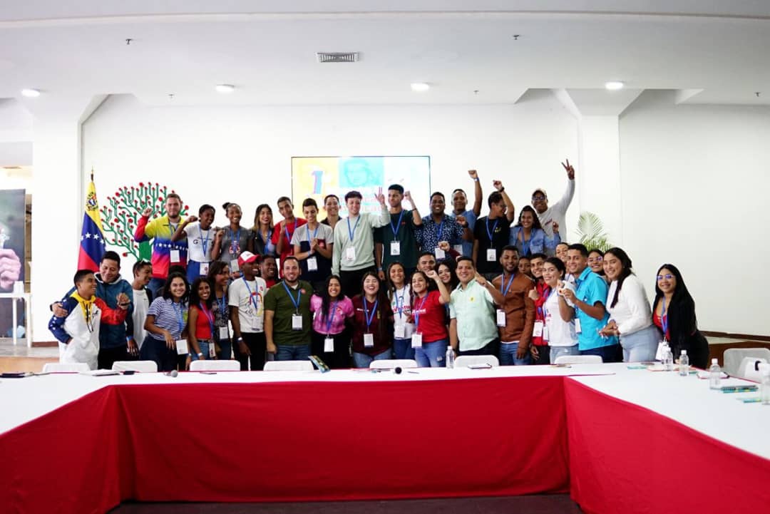 perezgillson's tweet photo. Bonito y muy provechoso encuentro de trabajo de la Comisión  estadal de Agitación, propaganda y comunicación de la @jpsuvmirandave y su comisionada estadal, @marcanomira. 

¡Gracias por la invitación muchachos!.

 #MaduroEsProtecciónSocial https://t.co/EQsMs1aRVE