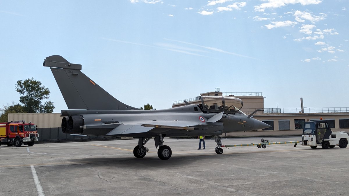 DGA's tweet photo. [#Réception 📥] Rafale B361

La DGA a réceptionné le #Rafale biplace destiné à @Armee_de_lair.

🔴 Il sera porté au standard F4.1 au centre d'expertise et d'essais DGA Essais en vol à Istres.

#NotreDéfense https://t.co/AnoYbHcPor