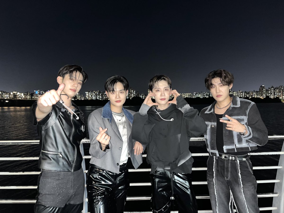 AB6IX's tweet photo. [📷]
230908 2023 Asia Song Festival
휘MC와 AB6IX 목소리가 
울려 퍼진 여의도의 밤🎤👍
다들 즐거운 시간 되셨나요 ⁉️
예삐로 충전한 에너지와 함께 
행복한 금요일 밤 되세요 🖤

#AB6IX #에이비식스
#2023아송페 #ASF2023 https://t.co/6QOXuLMdEN