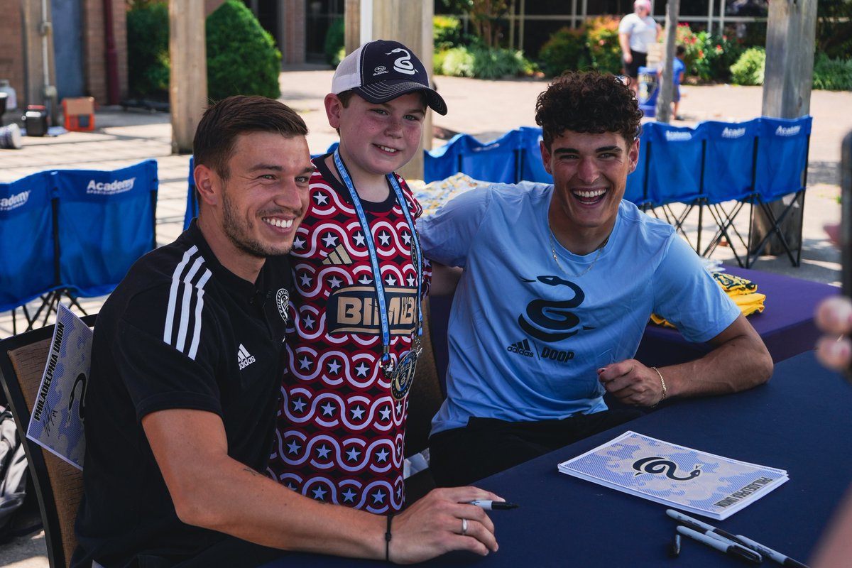 PhilaUnion's tweet photo. A few weeks ago, we visited Sunrise Day Camp, whose mission is toย bring back the joys of childhood to children with cancer & their siblings ๐๏ธ
Kai, @JeremyRafanello & @PhilaUnionPhang surprised the campers on their fun filled day!
#DOOP | @MLSWORKS | @SunriseAssn https://t.co/WVk4bDaWCN