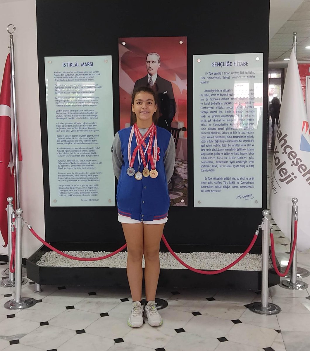 TENİS TÜRKİYE 5. Sİ
Öğrencimiz Ece ÖZTUNA Tekirdağ Gençlik Spor Tenis takımı ile katılmış olduğu  Turnuvalarda,
🌟Tekirdağ Bölge 
🌟Afyon Çeyrek Finali
🌟Manisa Yari Finali ve 
🌟Antalya FİNALİ'nin ardından TÜRKİYE 5. Si olmustur. Öğrencimizi ve takım arkadaşlarını tebrik ederiz.
