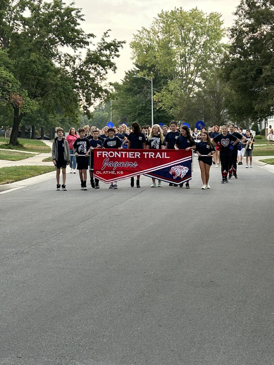 FTMSJaguars's tweet image. What’s that noise you say…@FTMSJaguars band playing   🎶 WE ARE FAMILY at our neighborhood march this morning 💙♥️ @olatheschools